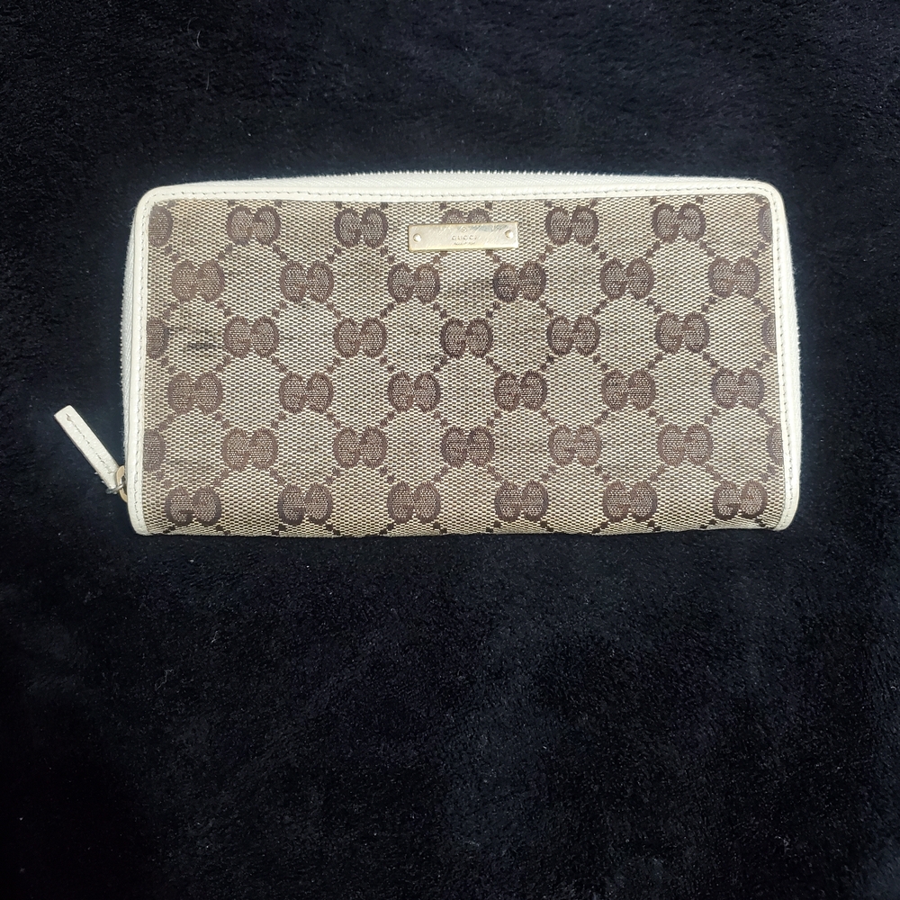 SOLD Gucci Beige and White Women's Wallet